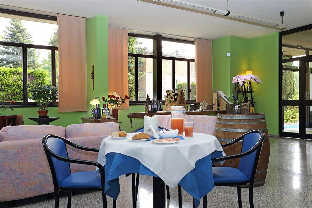 Aquamaris Hotel Sala Baganza Buitenkant foto