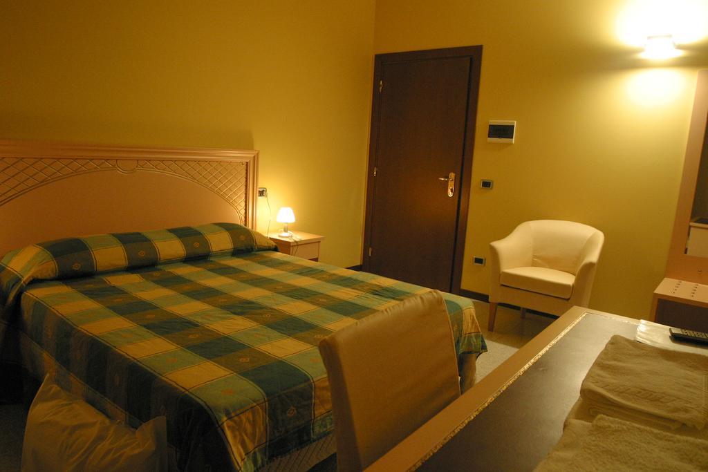 Aquamaris Hotel Sala Baganza Buitenkant foto