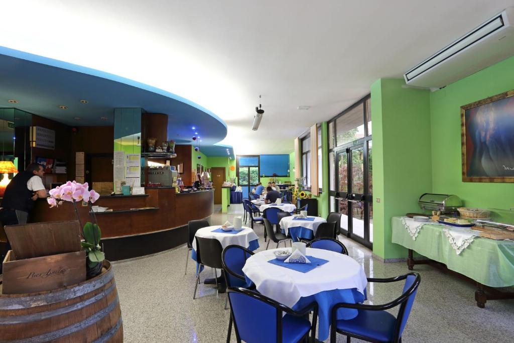 Aquamaris Hotel Sala Baganza Buitenkant foto