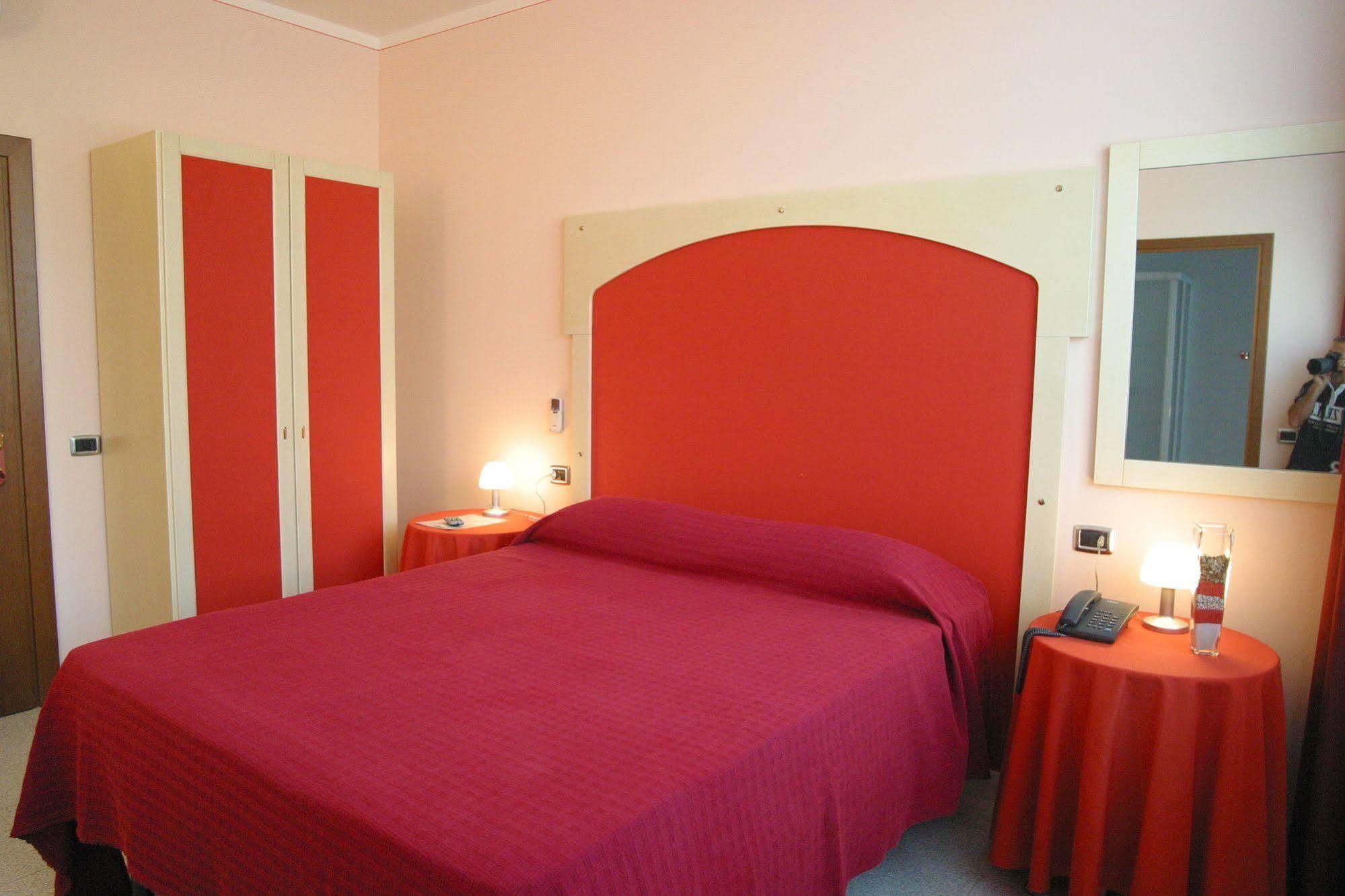Aquamaris Hotel Sala Baganza Buitenkant foto